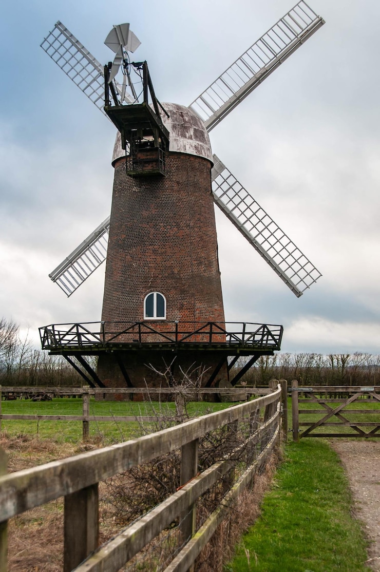 Foto traditionele windmolen op het veld tegen de lucht