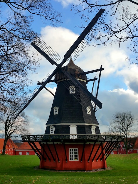 Foto traditionele windmolen op het veld tegen de lucht