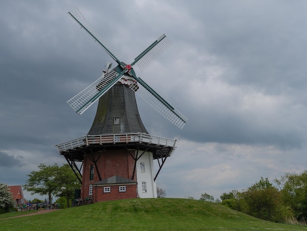 Traditionele windmolen op het veld tegen de lucht