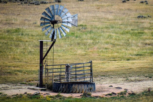 Traditionele windmolen op het veld tegen de lucht