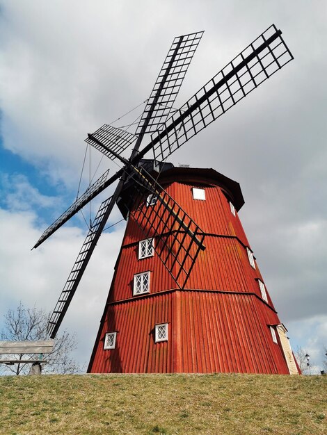 Traditionele windmolen op het veld tegen de lucht