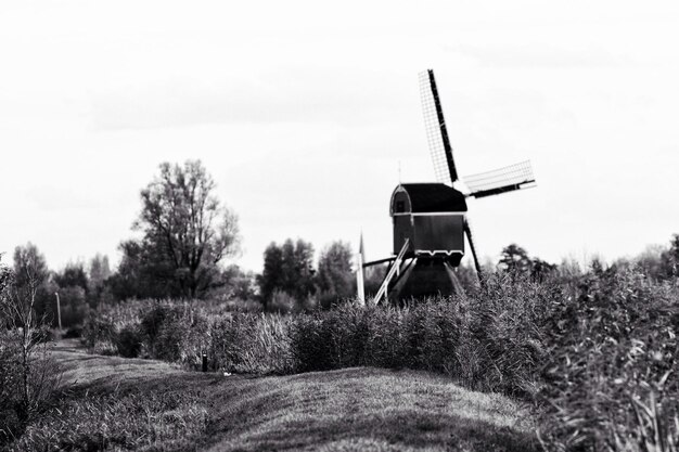 Foto traditionele windmolen op het veld tegen de lucht