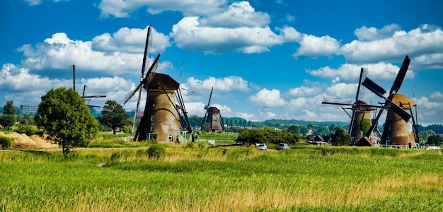 Foto traditionele windmolen op het veld tegen de lucht