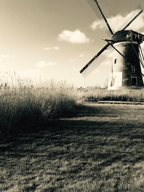 Foto traditionele windmolen op het veld tegen de lucht