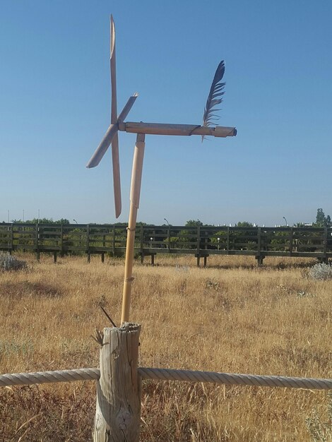 Foto traditionele windmolen op het veld tegen een heldere hemel