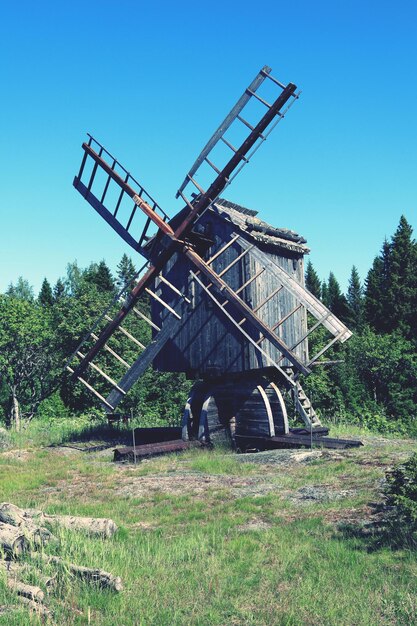 Traditionele windmolen op het veld tegen een heldere lucht