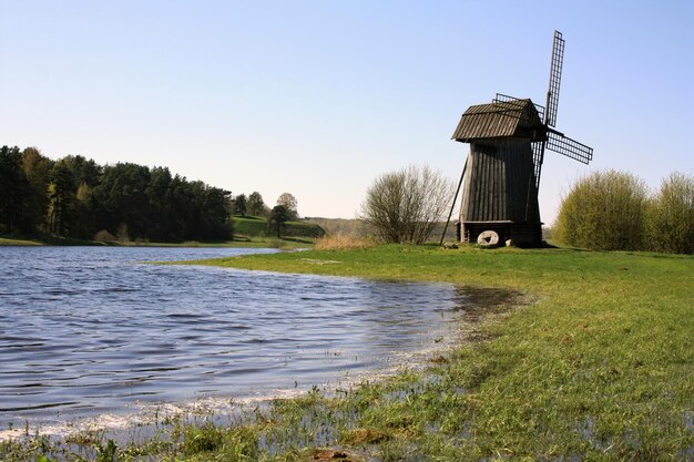 Foto traditionele windmolen op het veld tegen een heldere lucht