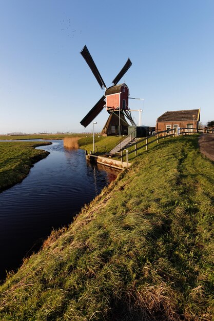 Foto traditionele windmolen op het veld