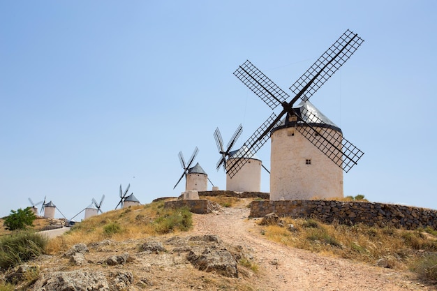 Traditionele windmolen op land tegen een heldere lucht