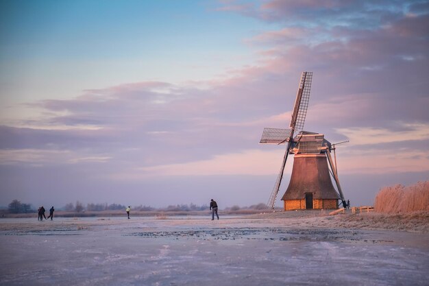 Foto traditionele windmolen tegen de hemel bij zonsondergang