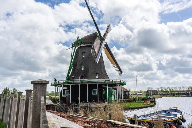 Foto traditionele windmolen tegen de lucht