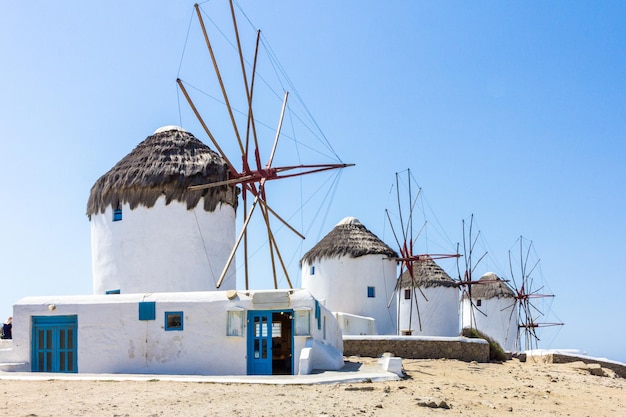 Traditionele windmolen tegen een heldere lucht