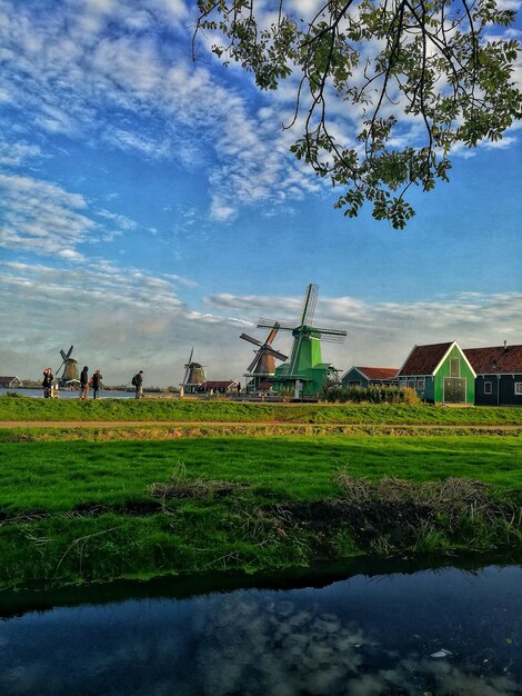 Traditionele windmolens op het veld tegen de lucht