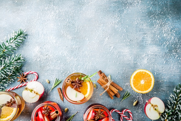 Traditionele winterdranken, witte en rode glühweincocktail, met witte en rode wijn