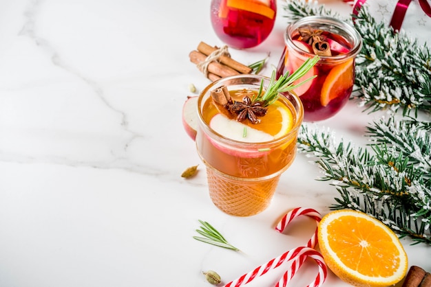 Traditionele winterdranken, witte en rode glühweincocktail