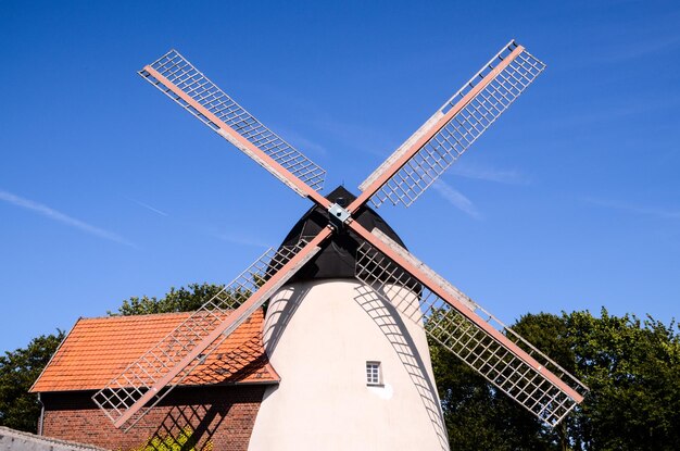 Traditionele witte windmolen op het platteland in Duitsland