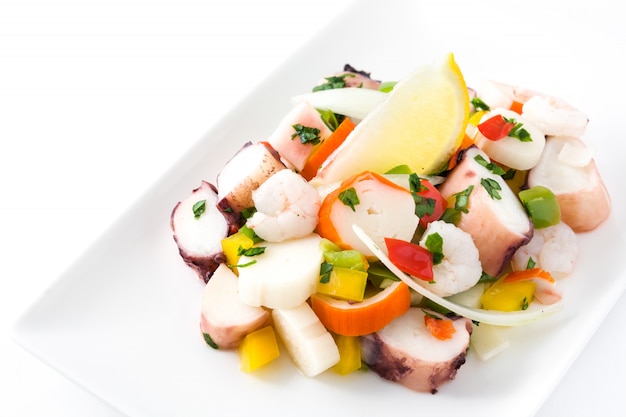 Traditionele zeevruchten ceviche uit peru geïsoleerd op een witte ondergrond