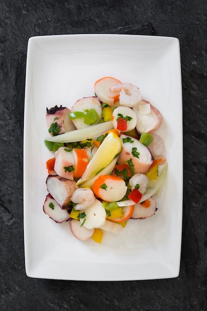 Traditionele zeevruchten ceviche uit Peru op zwarte steen