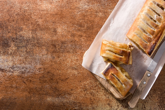 Traditionele zelfgemaakte apfelstrudel o