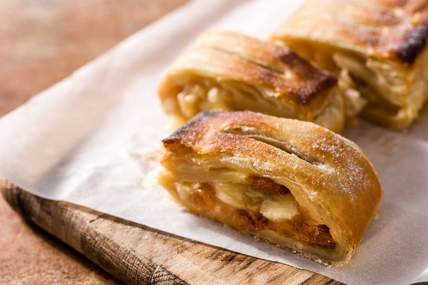 Traditionele zelfgemaakte apfelstrudel