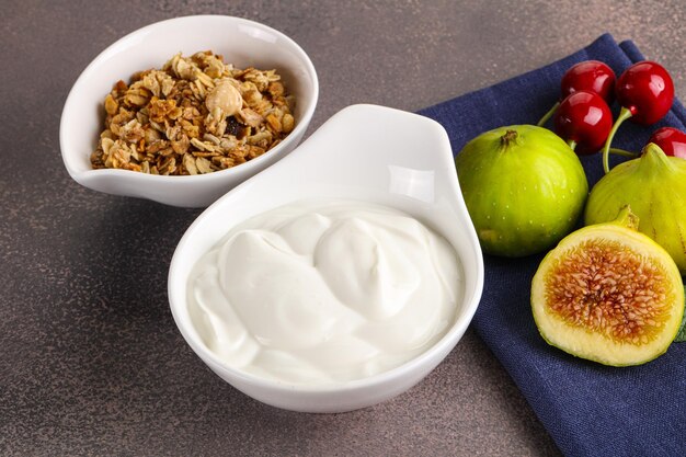 Traditionele zelfgemaakte Griekse yoghurt met granola