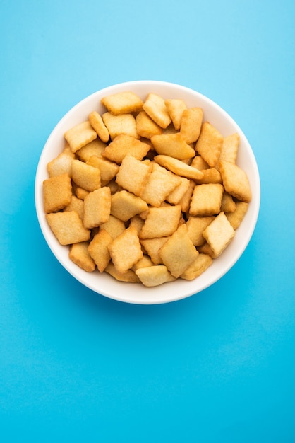 Traditionele zelfgemaakte Indiase gujarati of maharashtrian vakantie zoete snacks