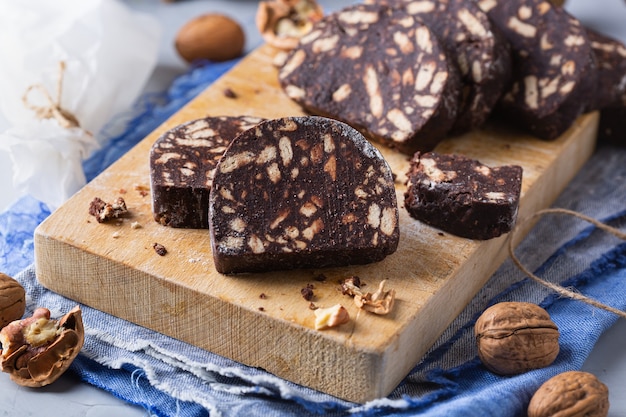 Traditionele zelfgemaakte Italiaanse dessert kerstchocolade salami