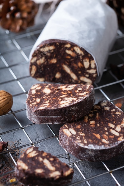 Foto traditionele zelfgemaakte italiaanse dessert kerstchocolade salami