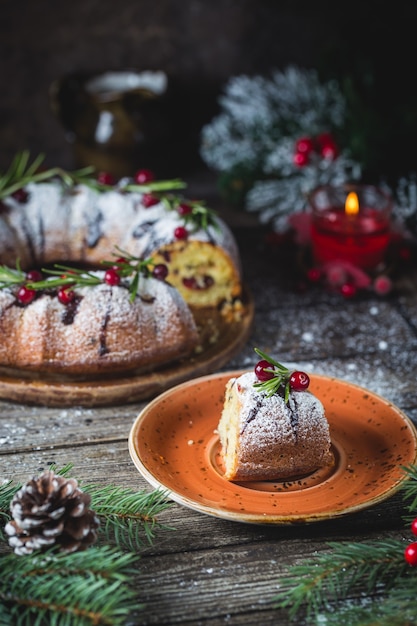 Traditionele zelfgemaakte kerstcake met cranberry en chocolade met nieuwjaarsboom