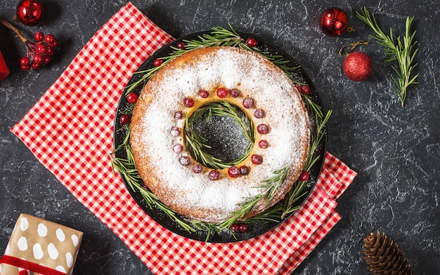 Foto traditionele zelfgemaakte kerstcake met gedroogde bessen.