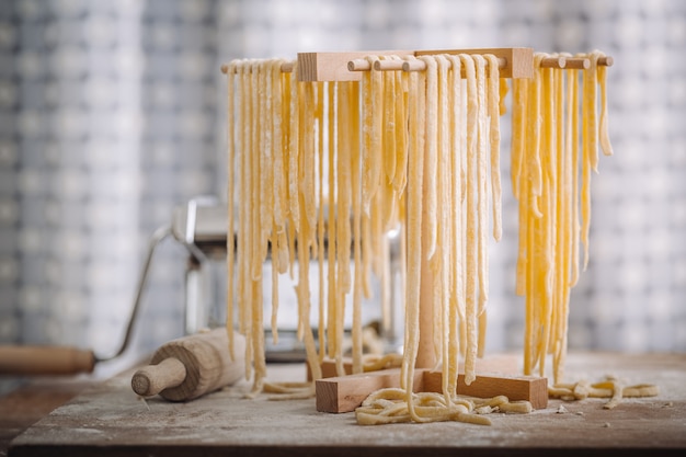 Traditionele zelfgemaakte pasta drogen