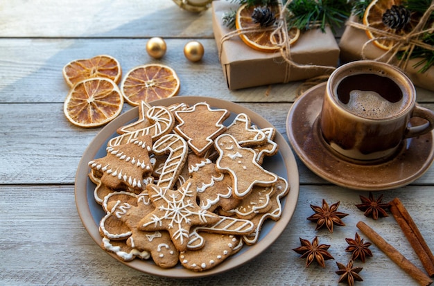 Traditionele zelfgemaakte peperkoekkoekjes en een kopje koffie op een zonnige winterochtend Thuiscomfort Kerststemming vakantiesfeer