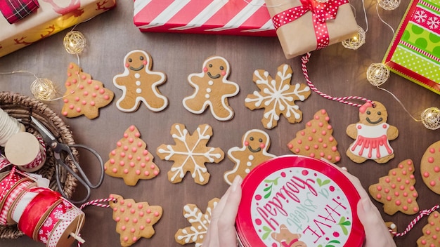 Traditionele zelfgemaakte peperkoekkoekjes verpakken als voedselgeschenken.