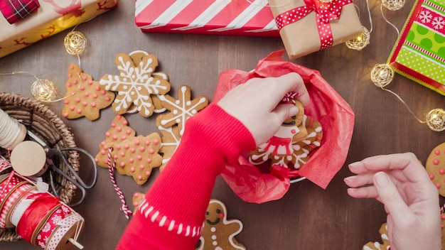 Traditionele zelfgemaakte peperkoekkoekjes verpakken als voedselgeschenken.