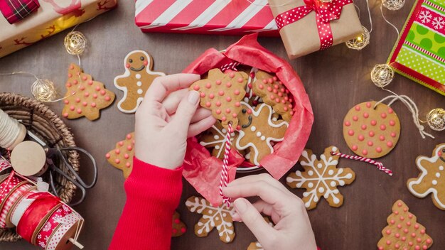 Traditionele zelfgemaakte peperkoekkoekjes verpakken als voedselgeschenken.