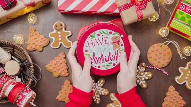 Traditionele zelfgemaakte peperkoekkoekjes verpakken als voedselgeschenken.