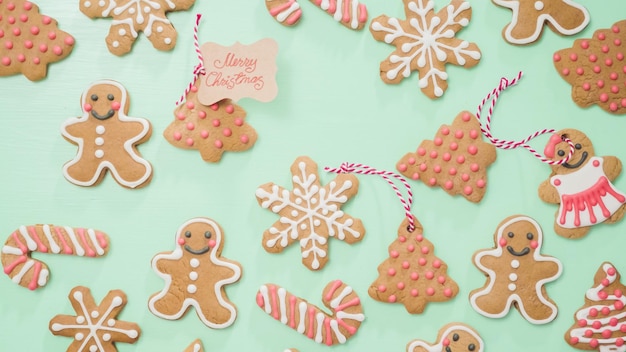 Traditionele zelfgemaakte peperkoekkoekjes verpakken als voedselgeschenken.