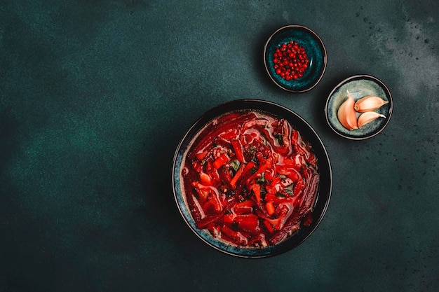 Traditionele zelfgemaakte rode koolsoep met bieten groenten en kruiden Russische Borsjt in plaat op blauwe keuken tafel achtergrond bovenaanzicht kopie ruimte Vegan vegetarisch gezond dieet voedsel