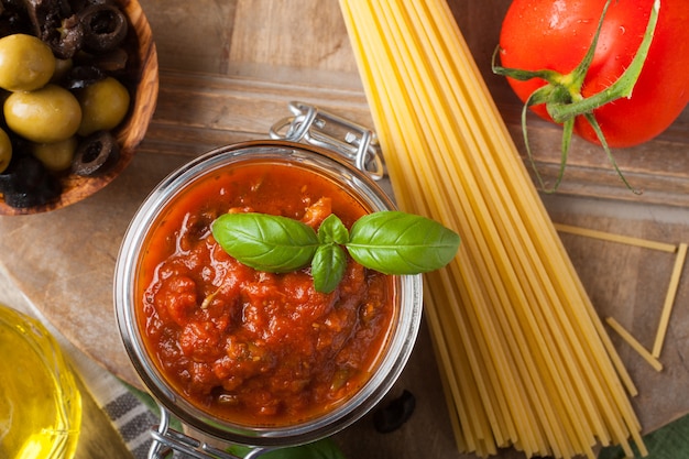 Traditionele zelfgemaakte tomatensaus