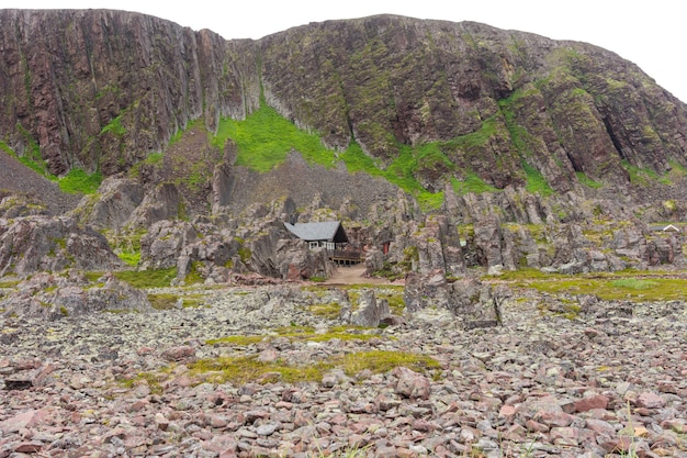 Traditionele zomerhuizen aan de kust van de Barentszzee langs de Varanger National Tourist Route, Finnmark, Noorwegen