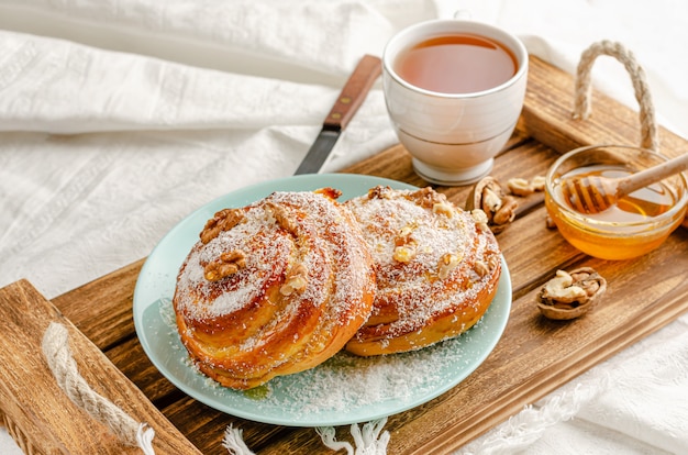 Traditionele Zweedse bakkerij of kanelbulle met walnoten op houten dienblad