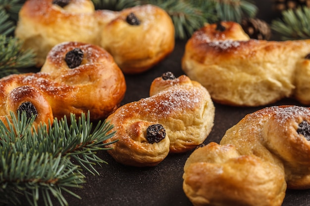 Traditionele Zweedse kerst saffraanbroodjes (lussebulle of lussekatt). Zweedse kerst.