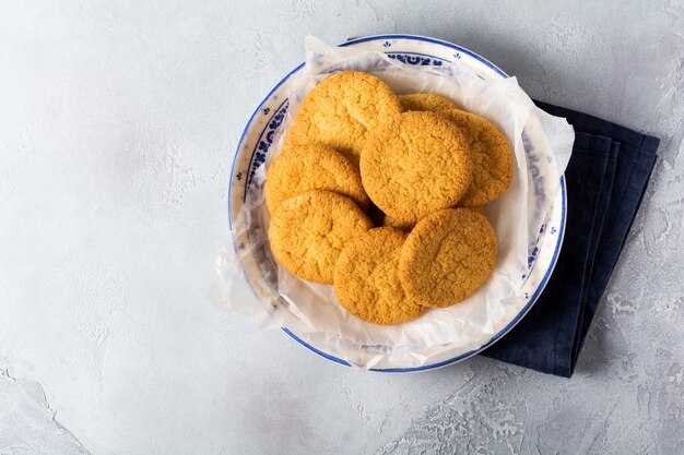 Traditionele Zweedse koekjes Dream of Drommar op een oude vintage grijze achtergrond. Bovenaanzicht