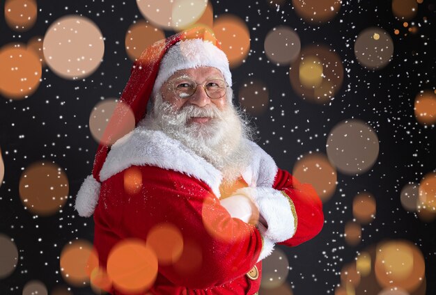 Tradizioni del periodo natalizio. babbo natale durante la tempesta di neve.