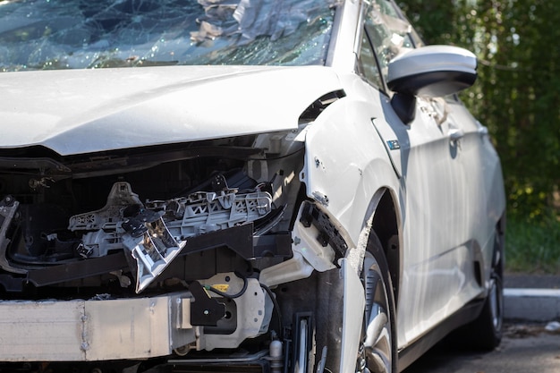 Foto incidente stradale sulla strada danneggiata auto dopo una collisione in città incidente a causa di eccesso di velocità