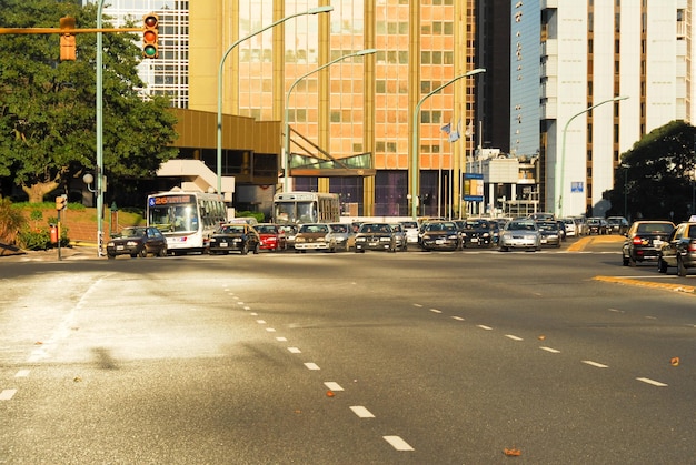 Движение вдоль Обелиско Авенида 9 де Хулио в Буэнос-Айресе, Аргентина
