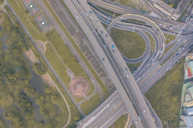 Traffic circle aerial view traffic concept image gongguan traffic circle birds eye night view usa il drone nella città di new taipei, taiwan