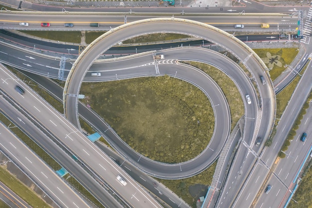 Traffic circle aerial view traffic concept image gongguan traffic circle birds eye night view usa il drone nella città di new taipei, taiwan