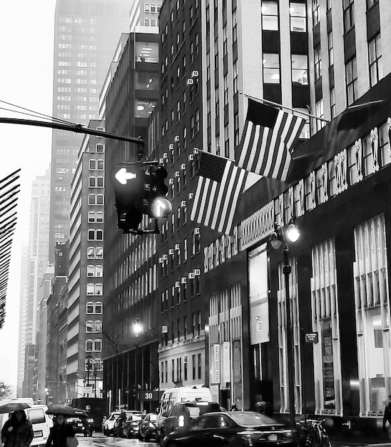 Photo traffic on city street amidst buildings