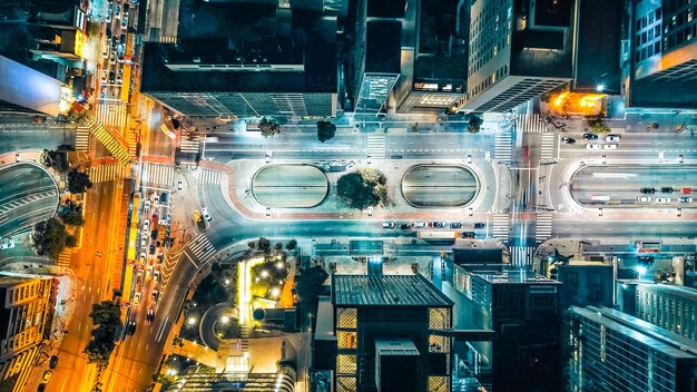 Photo traffic on city street and buildings at night